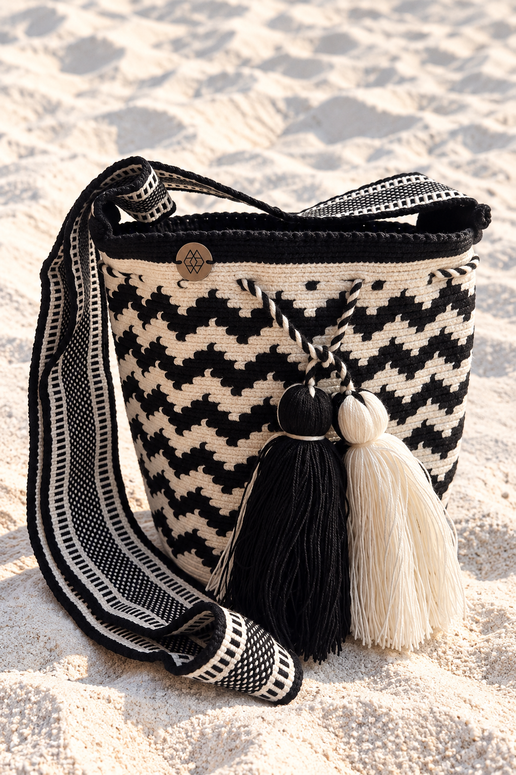 Medium Black & White Mochila